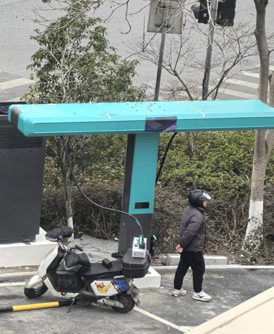 男子用比亚迪兆瓦闪充给电摩充电 博主：用巡航导弹打蚊子