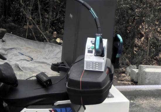 男子用比亚迪兆瓦闪充给电摩充电 博主：用巡航导弹打蚊子