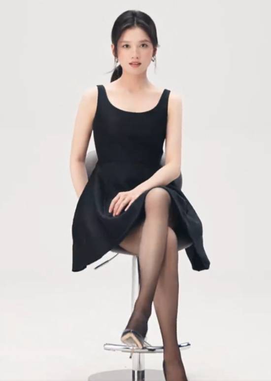浪莎官宣张婧仪为品牌代言人 新造型尽展优雅惬意