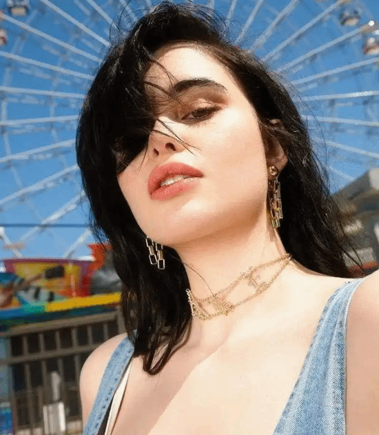 记得《亢奋》里的胖妹凯特么？她瘦身成功了