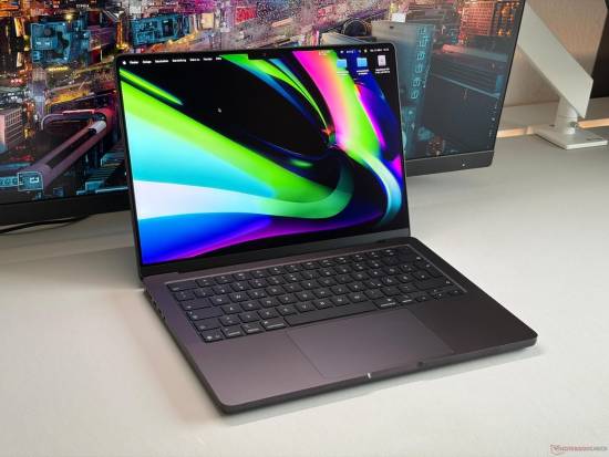 苹果最新M5 Max实测：性能与RTX 5070相当！还要什么独显