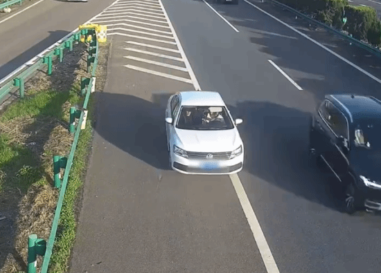高速错过路口竟直接倒车 女司机：不去主干道不就没有关系吗
