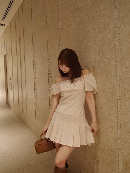 三上悠亚全新美照！一字肩大白腿！眼镜绝对加分项