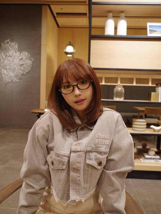 三上悠亚全新美照！一字肩大白腿！眼镜绝对加分项