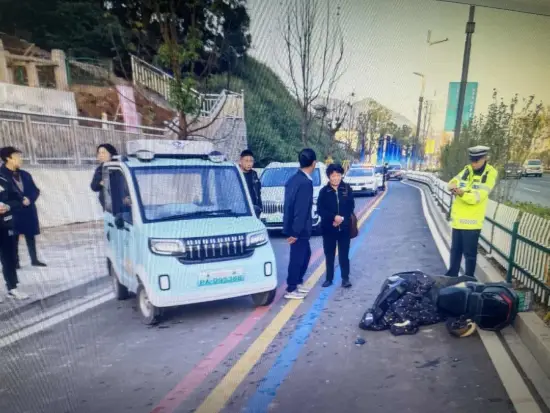 80岁老人开老年代步车撞车 保险公司以车辆属性不符拒赔