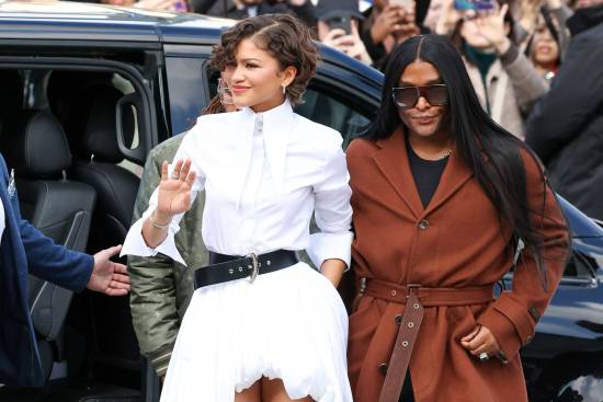 赞达亚结婚后首次公开亮相！白裙亮相巴黎时装周