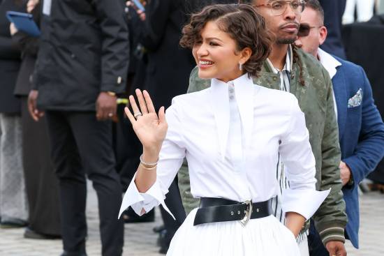 赞达亚结婚后首次公开亮相！白裙亮相巴黎时装周