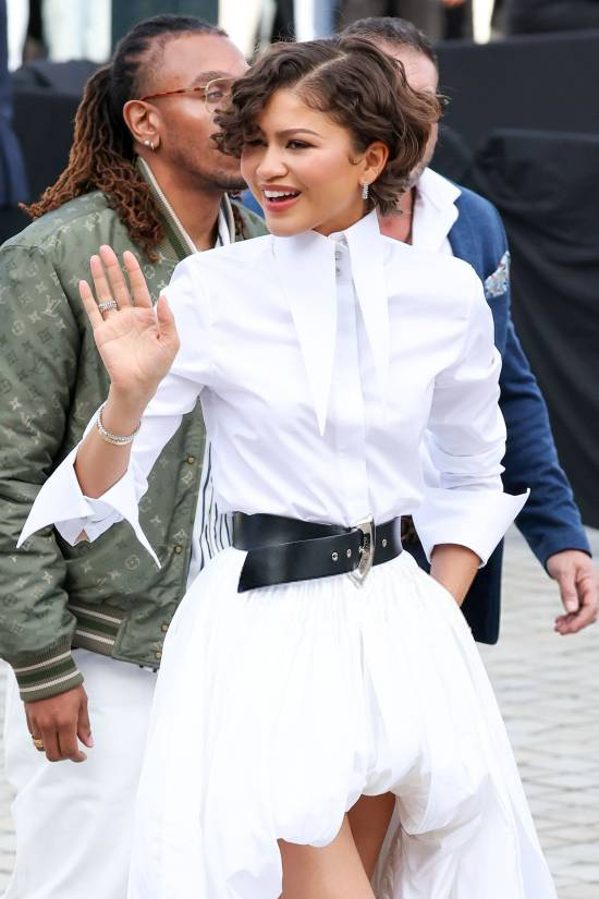 赞达亚结婚后首次公开亮相！白裙亮相巴黎时装周