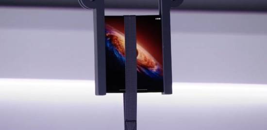 产品经理拿荣耀Magic V6做引体向上：折叠屏强度彻底封神