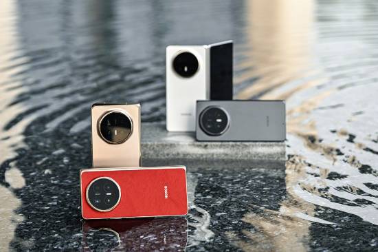 产品经理拿荣耀Magic V6做引体向上：折叠屏强度彻底封神