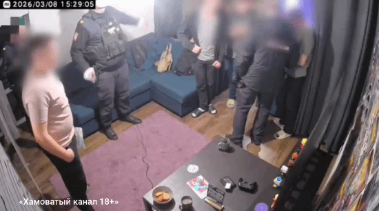 当面NTR！国外警察逮捕犯人后 当面玩他的游戏