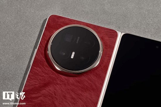 大折叠屏居然比iPhone直板机还轻?荣耀Magic V6实拍