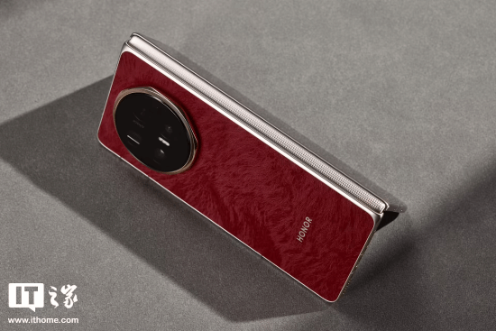 大折叠屏居然比iPhone直板机还轻?荣耀Magic V6实拍