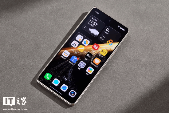 大折叠屏居然比iPhone直板机还轻?荣耀Magic V6实拍