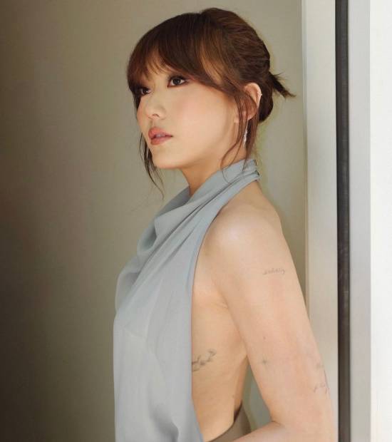 《黑袍纠察队》性感女演员晒写真！露背长裙超耀眼