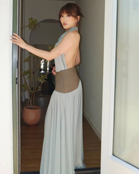 《黑袍纠察队》性感女演员晒写真！露背长裙超耀眼