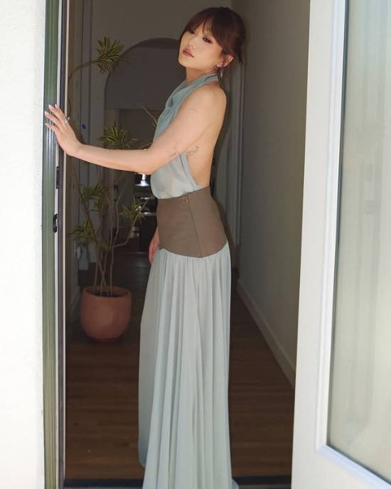 《黑袍纠察队》性感女演员晒写真！露背长裙超耀眼