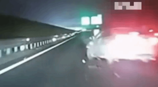 BUFF叠满了：男子醉驾上高速狂睡一百多公里