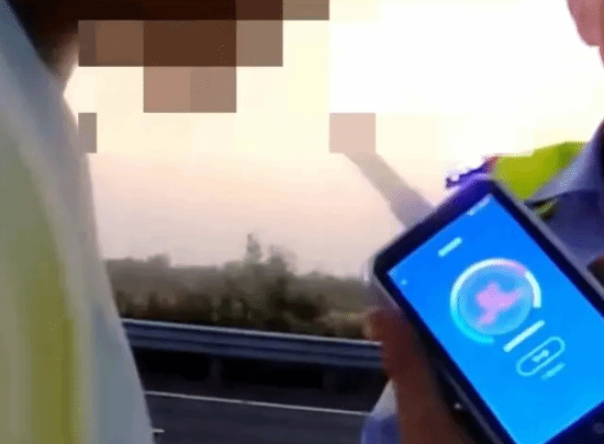 BUFF叠满了：男子醉驾上高速狂睡一百多公里