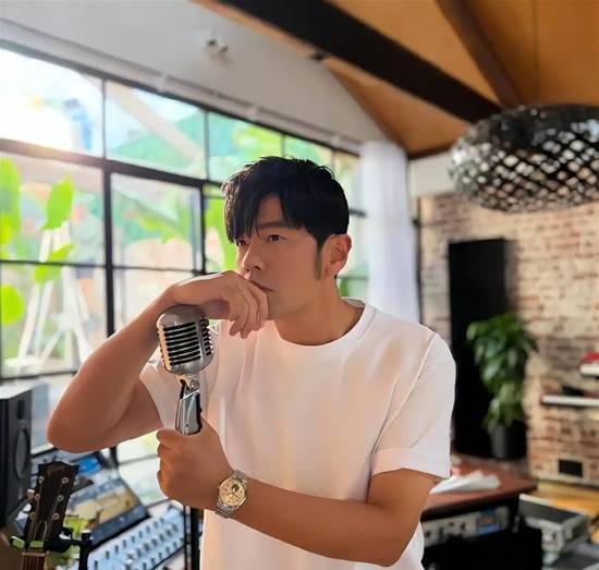 周杰伦坦言一个月可以一张专辑 都是其他人拖后腿