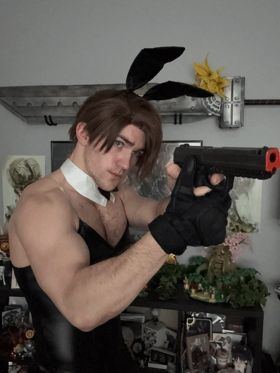 里昂黑丝兔女郎！外网画师被粉丝“逼迫”出色图